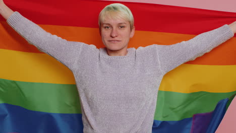 Frau-Mit-Kurzen-Haaren-Und-Regenbogen-LGBT-Flagge-Feiern-Parade-Und-Zeigen-Toleranz-Für-Gleichgeschlechtliche-Ehen