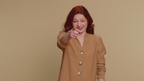 Amused-smiling-redhead-woman-pointing-finger-to-camera,-laughing-out-loud-funny-joke-anecdote