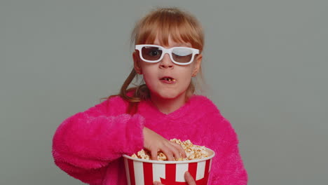 Aufgeregtes-Kind,-Mädchen,-Das-Popcorn-Isst,-Fernsehserien,-Sportspiele,-Filme,-Online-Social-Media-Filme-Ansieht