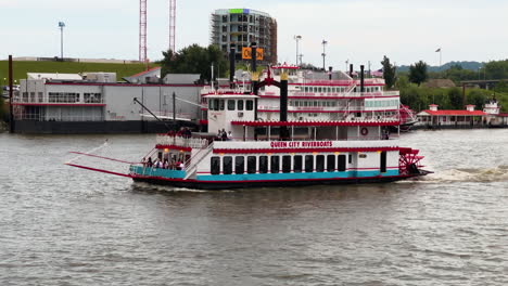 Queen-City-Riverboats-On-The-Ohio-River-In-Cincinnati,-Ohio,-USA