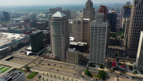 Aerial-tracking-shot-of-traffic-in-Detroit-city,-sunny-day-in-Michigan,-USA