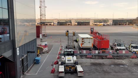 Puerta-Del-Aeropuerto-Y-Edificio-Terminal-Con-Fachada-De-Cristal-Al-Atardecer---Aeropuerto-Internacional-De-Estocolmo-Arlanda-Mirando-Por-La-Ventana-Del-Aeropuerto