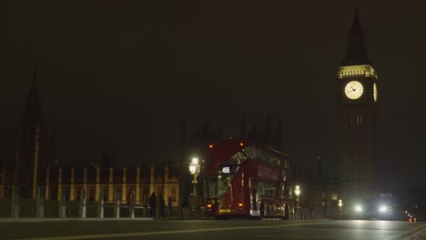 Timelapse-of-Westminster-Bridge-with-Houses-of-Parliament-and-Big-Ben-clock-tower-in-background,-London-by-night-in-UK