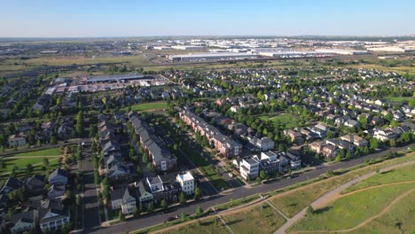Drone-Volando-Bajo-Sobre-Un-Barrio-Americano-Y-Estacionándose-En-Los-Suburbios-De-Denver-Al-Atardecer