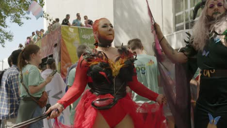 Frau-Tanzt-In-Einem-Schwarz-roten-Kleid-Während-Der-Antwerpener-Pride-Parade-2023-In-Belgien