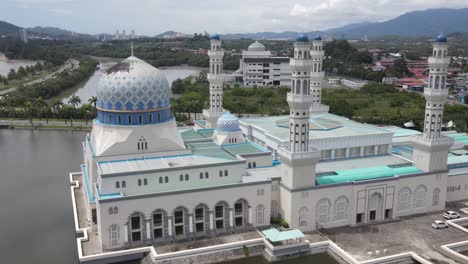 Aerial-View-Of-Kota-Kinabalu-City-Mosque-On-Shore-of-Likas-Bay-In-Kota-Kinabalu,-Sabah,-Malaysia