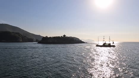 Blick-Auf-Die-Bucht-Von-Tomonoura,-Ein-Segelboot-Und-Inseln-Mit-Einer-Pagode