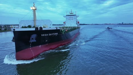 Das-Containerschiff-Vega-Daytona,-Baujahr-2023,-Das-Derzeit-Unter-Der-Flagge-Der-Marshallinseln-Fährt,-Wird-Aus-Der-Luft-Gefilmt