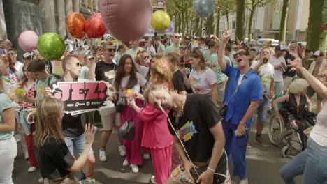Gruppe-Von-Menschen,-Die-Während-Der-Antwerpener-Pride-Parade-2023-In-Belgien-Tanzen-Und-Spaß-Haben