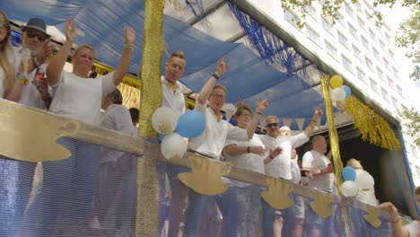 Camión-De-Mister-Gay-Bélgica-Durante-El-Desfile-Del-Orgullo-Gay-De-Amberes-2023-En-Bélgica-Con-Globos-Azules-Y-Blancos