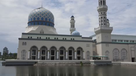Mezquita-De-La-Ciudad-De-Kota-Kinabalu-En-La-Orilla-De-La-Bahía-De-Likas-En-Kota-Kinabalu,-Sabah,-Malasia