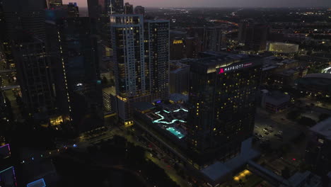 Aerial-view-around-the-pool-area-at-the-Marriott-Marquis-hotel,-night-in-Houston,-USA
