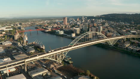 Kreisende-Luftaufnahme-über-Der-Fremont-Bridge-In-Portland,-Oregon