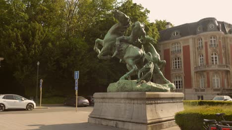 Skulptur-„Der-Reiterkampf“-Am-Square-Du-Bois-De-La-Cambre,-Brüssel,-Belgien