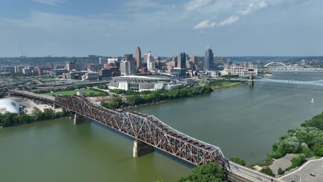 Luftaufnahme-Der-Uferpromenade-Von-Cincinnati,-Ohio