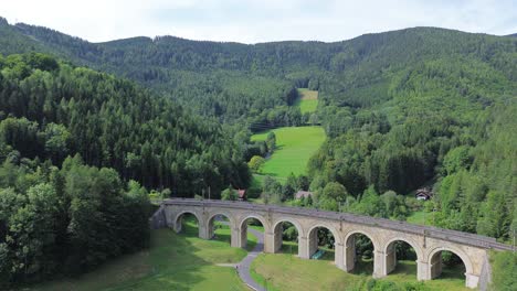 Sitio-De-La-Unesco-Del-Patrimonio-Mundial-Del-Ferrocarril-De-Semmering-En-Austria-Filmado-Desde-Arriba-Con-Un-Dron-En-4k-Rodeado-De-Bosque