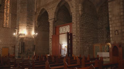 Arches-Within-the-Santa-Maria-Parish-Church-in-Sagunto,-Spain-Wide