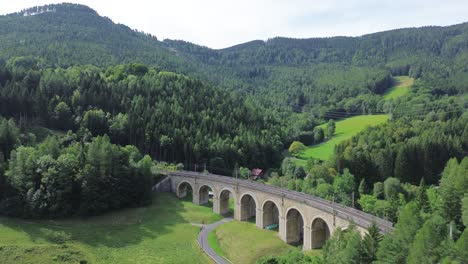Sitio-De-La-Unesco-Del-Patrimonio-Mundial-Del-Ferrocarril-De-Semmering-En-Austria-Filmado-Desde-Arriba-Con-Un-Dron-En-4k-Rodeado-De-Bosque