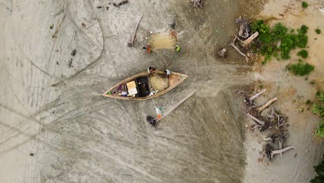 Barcos-De-Pesca-Y-Reparación-De-Redes-En-La-Orilla-Del-Mar-De-Kuakata,-Bangladesh