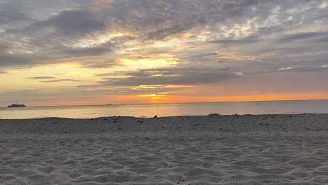 Zeitraffer-Am-Strand-Der-Ostsee-Mit-Sonnenuntergang-Und-Sand-Im-Vordergrund
