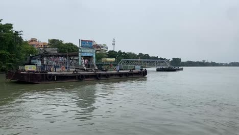 Kalkutta,-Indien:-POV-Aufnahme-Von-Einer-Fähre-Aus,-Während-Sie-An-Einem-Bewölkten-Tag-An-Einem-Flusshafen-Am-Ufer-Des-Flusses-Ganga-Anlegt