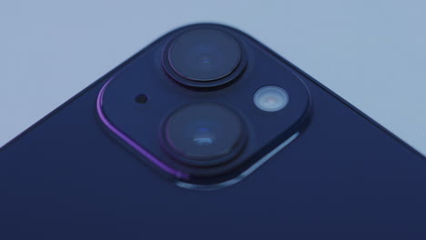Detalle-Del-Diseño-Del-IPhone,-Toma-De-Enfoque-En-Estudio,-Reflejos-Azules-Y-Rosados