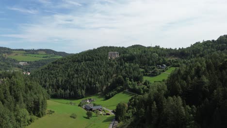 Bosque-Desde-Arriba-En-Semmering,-Austria,-Cerca-Del-Sitio-Declarado-Patrimonio-De-La-Humanidad-Por-La-UNESCO-En-El-Ferrocarril-De-Semmering-En-Austria-4k,-Filmado-Con-Drones