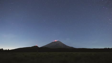 Zeitraffer-Des-Nächtlichen-Ausbruchs-Des-Vulkans-Popocatepetl