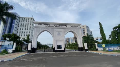 Static-shot-of-entrance-gate-of-Aliah-University-in-Kolkata,-India-on-a-cloudy-day