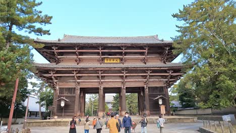 Nara-Blauer-Himmel-Todai-ji-Nandaimon