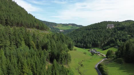 Bosque-Desde-Arriba-En-Semmering,-Austria,-Cerca-Del-Sitio-Declarado-Patrimonio-De-La-Humanidad-Por-La-UNESCO-En-El-Ferrocarril-De-Semmering-En-Austria-4k,-Filmado-Con-Drones