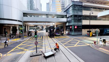 Pedestrian-Crossing-The-Road-in-Central,-Downtown-Hong-Kong