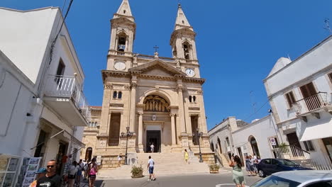 Der-Eingang-Der-Basilika-Der-Heiligen-Cosmas-Und-Damian-In-Alberobello,-Apulien,-Italien