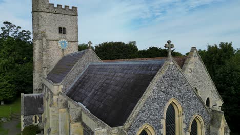 Eine-Aufsteigende-Boom-Aufnahme-Der-Holy-Cross-Kirche-In-Goodnestone,-Die-Zum-Kirchturm-Hinaufsteigt