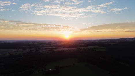 Hypnotisierender-Blick-Auf-Den-Goldenen-Sonnenuntergang-Von-Der-Drohne-In-Den-Bergen