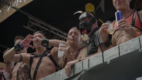 Schwule-Männer-Auf-Einem-Lastwagen-Während-Der-Antwerpener-Pride-Parade-2023-In-Belgien