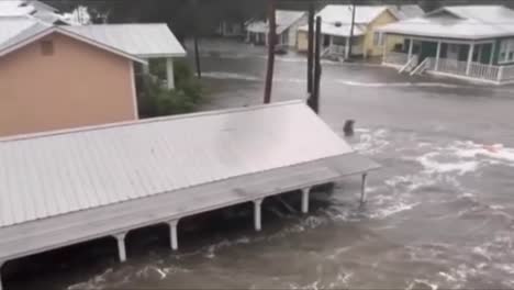 Die-Rekordverdächtige-Sturmflut-Von-Hurrikan-Idalia-Hinterließ-Nach-Der-Landung-Eine-Spur-Von-Schäden-Und-Fauligem-Geruch-Am-Strand-Von-Keaton