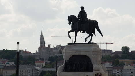 Estatua-Frente-Al-Bastión-De-Los-Pescadores-En-Budapest