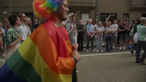 Menschen,-Die-Während-Der-Antwerpener-Pride-Parade-2023-In-Belgien-Ein-Banner-Tragen,-Auf-Dem-In-Regenbogenfarben-Das-Wort-„Liebe“-Steht