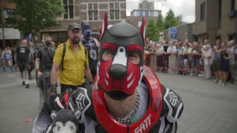 Hombre-Vestido-Con-Disfraz-De-Perro-Durante-El-Desfile-Del-Orgullo-Gay-De-Amberes-2023-En-Bélgica