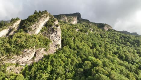 Rock-outcroppings-at-Grandfather-Mountain-shot-from-Linville-NC,-North-Carolina