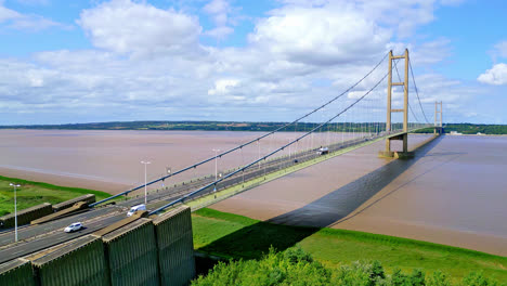 A-drone-video-shows-the-12th-largest-Humber-Bridge-spanning-River-Humber,-connecting-Lincolnshire-to-Humberside-amidst-traffic