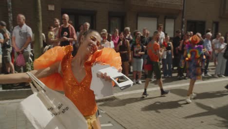 Mujer-Y-Hombre-Bailando-Durante-El-Desfile-Del-Orgullo-Gay-De-Amberes-2023-En-Bélgica