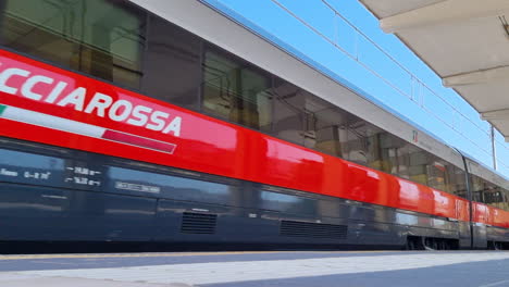 El-Tren-Expreso-Pasa-Por-Una-Estación-De-Tren-En-Polignano-A-Mare-En-Puglia,-Italia.