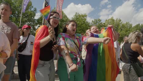 Menschen-Jubeln-Und-Schwenken-Regenbogenfarbene-Flaggen-Während-Der-Antwerpener-Pride-Parade-2023-In-Belgien