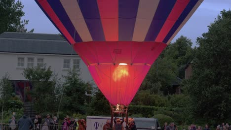 Handaufnahme-Eines-Heißluftballonpiloten,-Der-Mit-Seinen-Brennern-Den-Ballon-In-Der-Luft-Hält