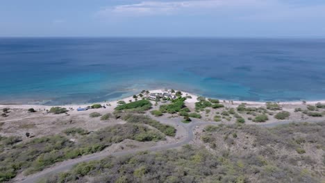 Strandhotel-In-Puntarena-Mit-Blick-Auf-Das-Ruhige-Blaue-Meer-In-Bani,-Dominikanische-Republik