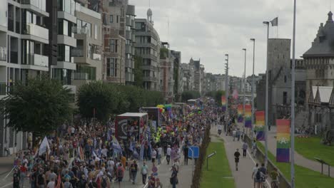 Weitwinkelaufnahme-Der-Antwerpener-Pride-Parade-2023-In-Belgien