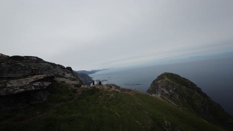 Filmische-Fpv-drohnenaufnahme,-Stabilisiert-Von-Den-Lofoten,-Die-über-Den-Gipfel-Von-Reinebringen-In-Reines-Norwegen-Fliegen