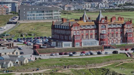 Revealing-shot-of-the-Headlands-Hotel-with-Newquay-behind